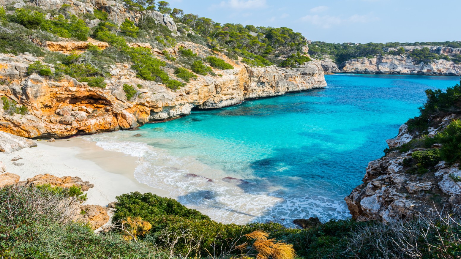 Descubre los encantos de Mallorca: viajes culturales, escapadas románticas y más